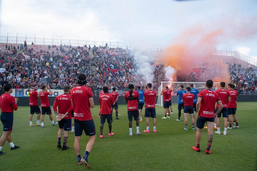 
	La seduta di allenamento di gioved&igrave; con i tifosi sugli spalti (foto mario rosas)

