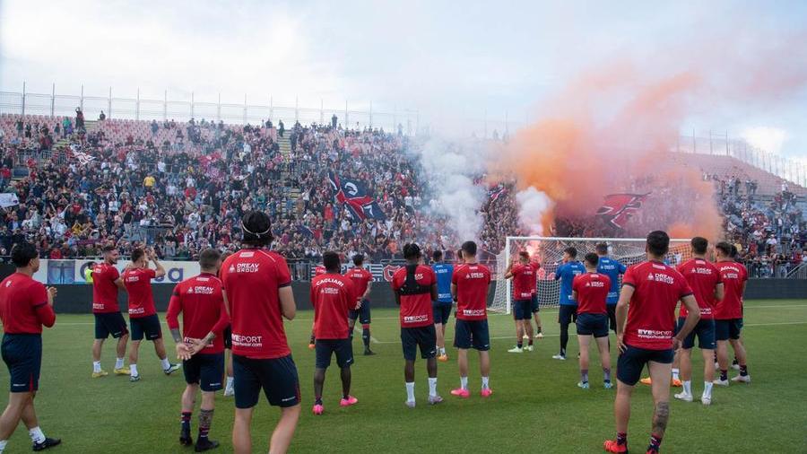 Cagliari pronto per la sfida: 1300 tifosi rossoblù a Parma, maxischermo alla Domus