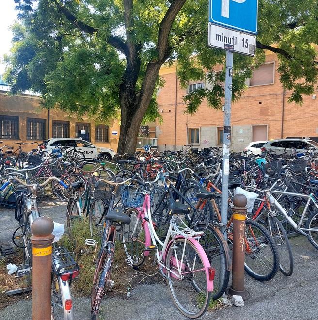Ferrara, biciclette e nuovo hub in stazione, un problema risolto a metà