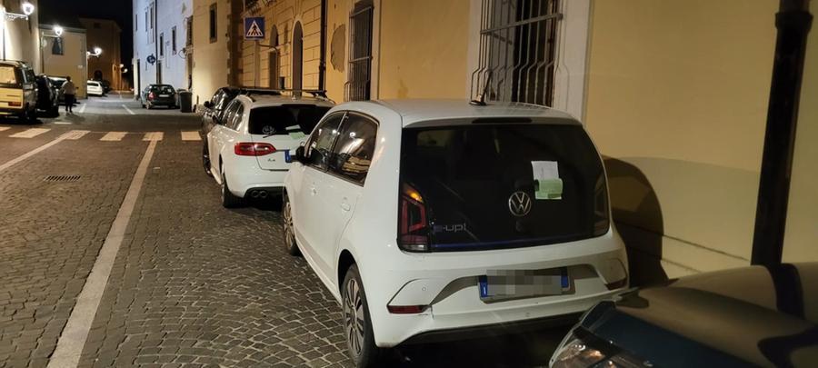 
	Le auto in sosta nel centro storico con la multa

