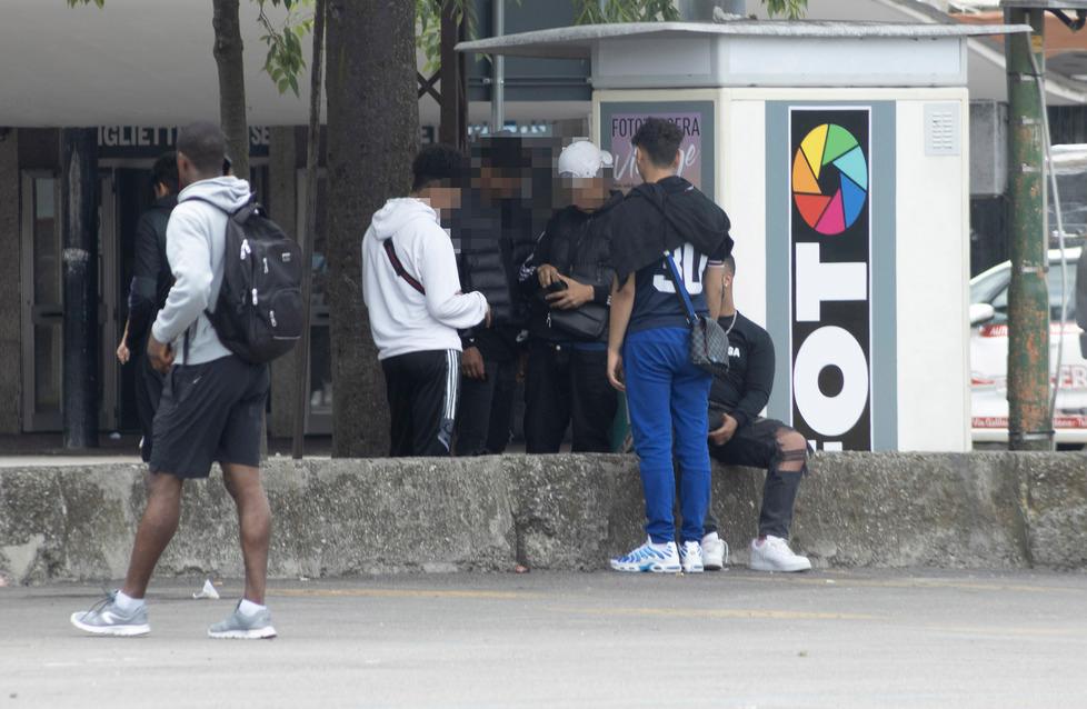 Modena, al Novi Sad africani e magrebini si scontrano per il territorio 