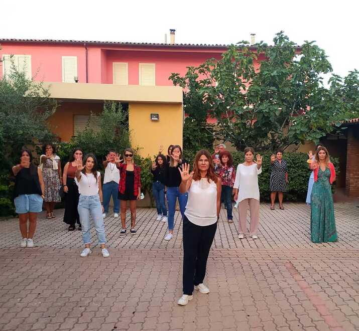 Patrizia Desole con le altre operatrici del centro antiviolenza Prospettiva Donna di Olbia