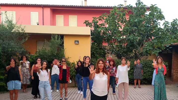 Patrizia Desole con le altre operatrici del centro antiviolenza Prospettiva Donna di Olbia
