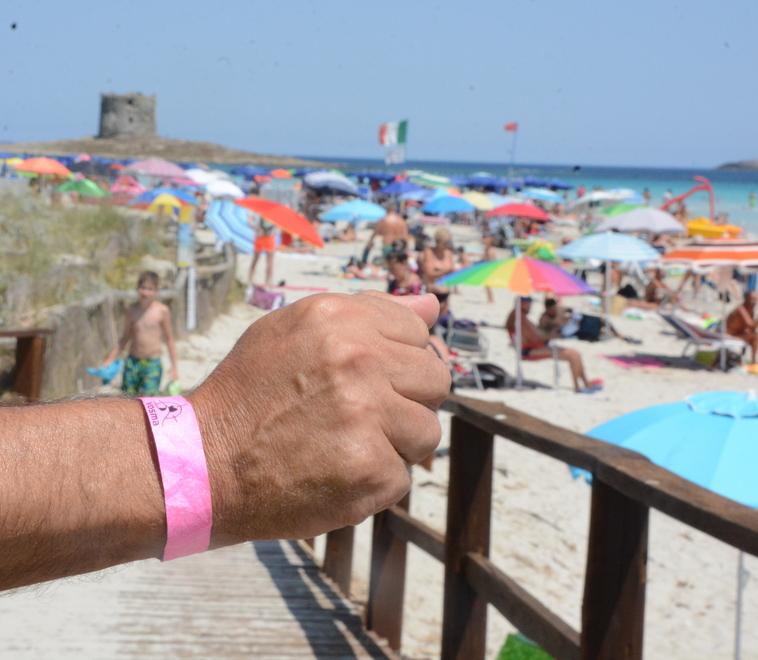 «Vendesi ticket per La Pelosa», il Comune: «Attenti, è una truffa»