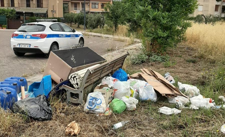 Rifiuti abbandonati lungo le strade, lotta agli incivili a Villacidro