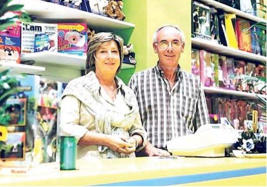 
	Piero Mondanelli nel suo negozio di via Ricasoli con la moglie Annamaria

