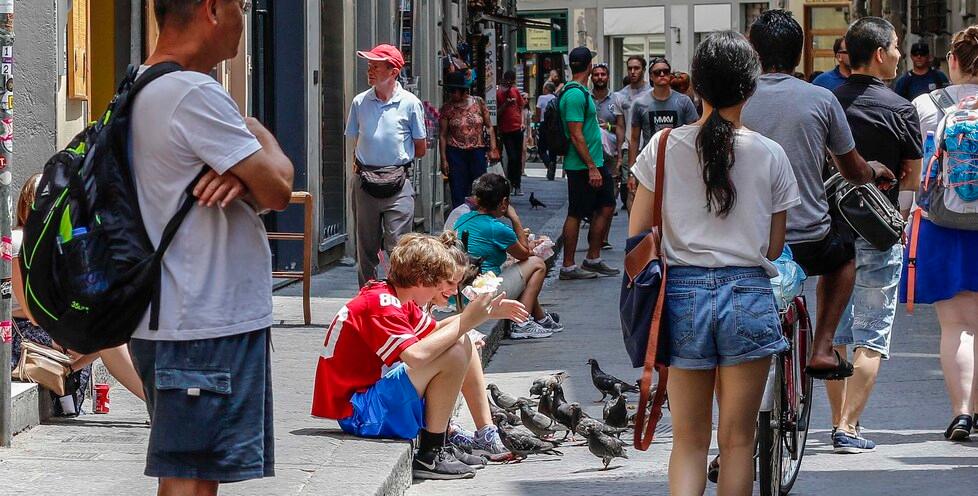 Firenze, stop ai turisti sugli scalini: in centro storico arrivano le panchine itineranti