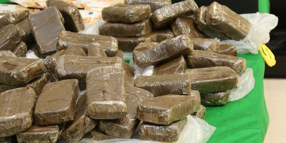 La droga sequestrata nel corso delle indagini (foto Guardia di finanza)