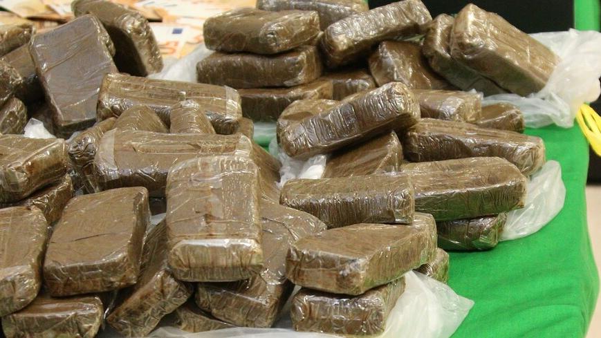 La droga sequestrata nel corso delle indagini (foto Guardia di finanza)