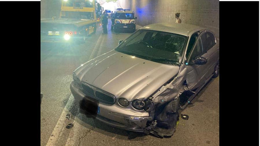 Pisa, ignora l’alt della polizia e si schianta con la Jaguar: arrestato. Nell’auto anche il figlio di 14 anni