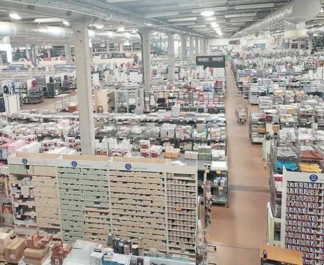 Il grande magazzino di abbigliamento all’ingrosso di Giannino che si trova ad Altopascio