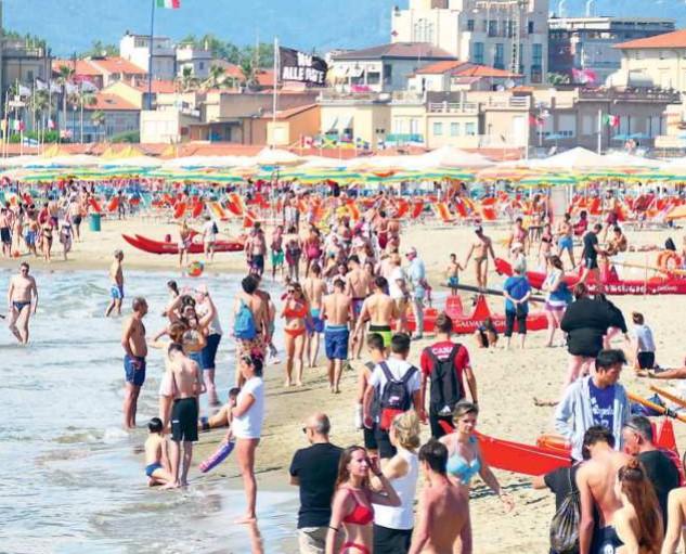 Presa d’assalto la spiaggia di Viareggio (fotoservizio Paglianti)