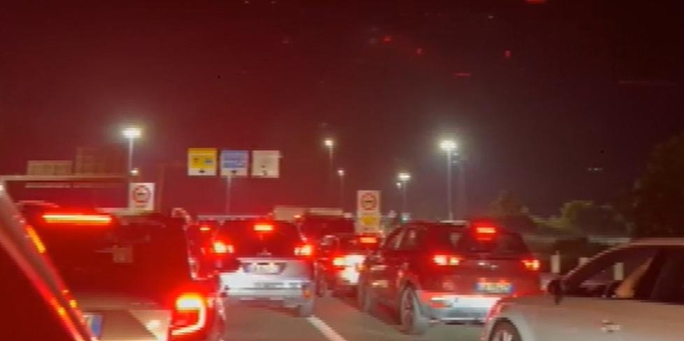 Un’immagine della lunghissima coda che si è creata al casello di Viareggio giovedì notte