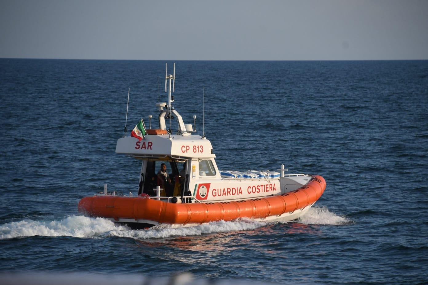 Le ricerche della guardia costiera (foto Cuffaro)
