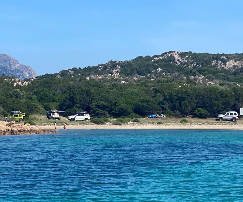 Olbia, quattro auto sulle dune della spiaggia di Punta Ruia 