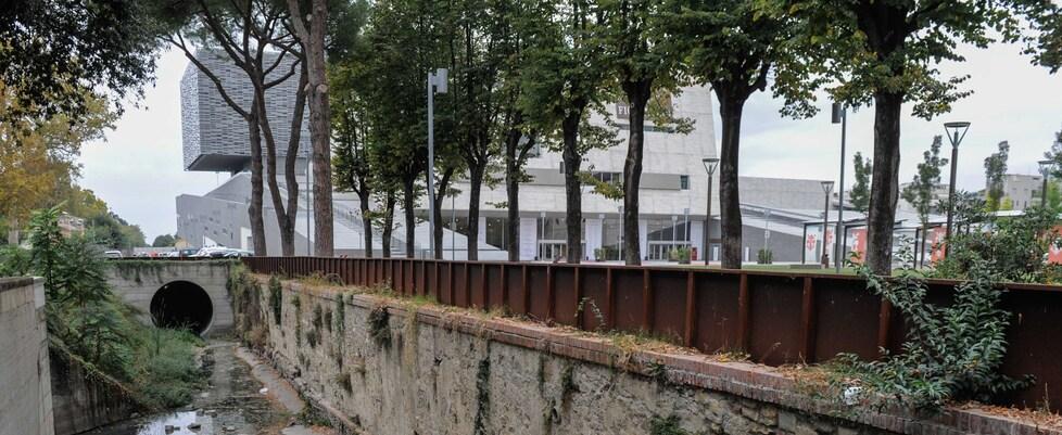 Il Fosso Macinante e i giardini fuori dal teatro del Maggio