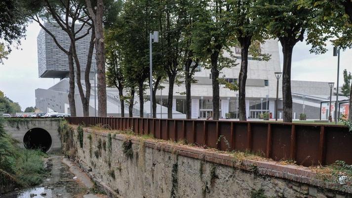 Il Fosso Macinante e i giardini fuori dal teatro del Maggio