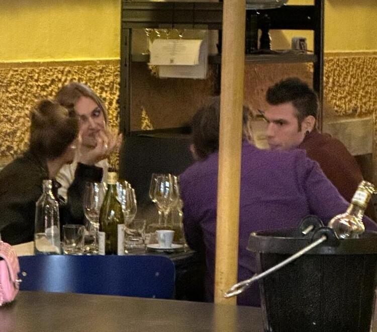 Fedez e Chiara Ferragni a cena con amici all’Enoteca Marcucci