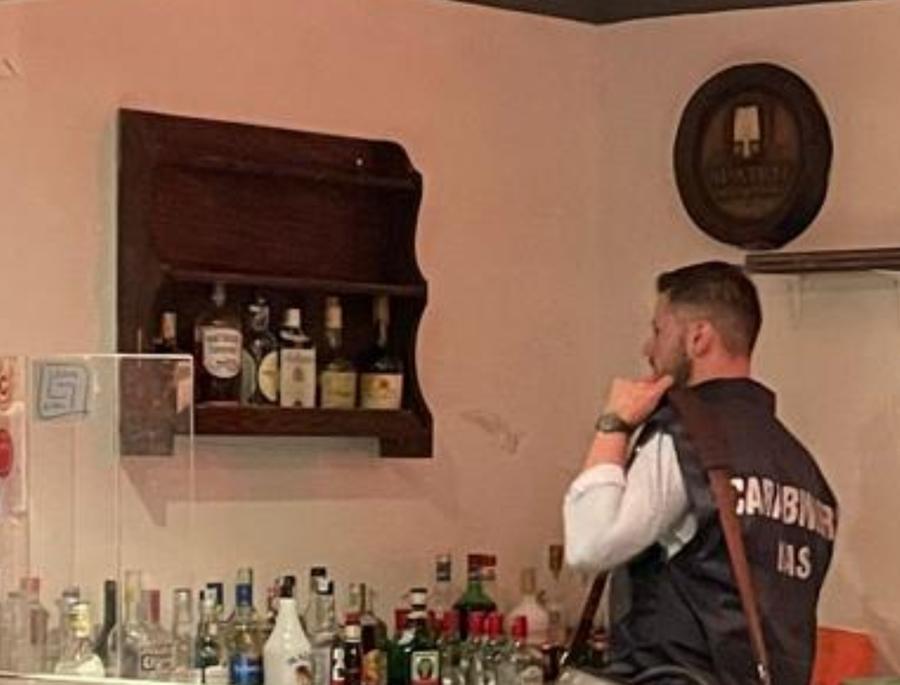 Tre lavoratori in nero e assenza di un piano di evacuazione, locale notturno nei guai
