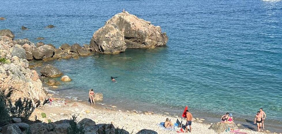 La spiaggia di Acqua Dolce tornata accessibile ai turisti (foto Enzo Russo)