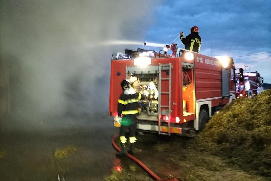 Zerbinate, vasto incendio in un capannone