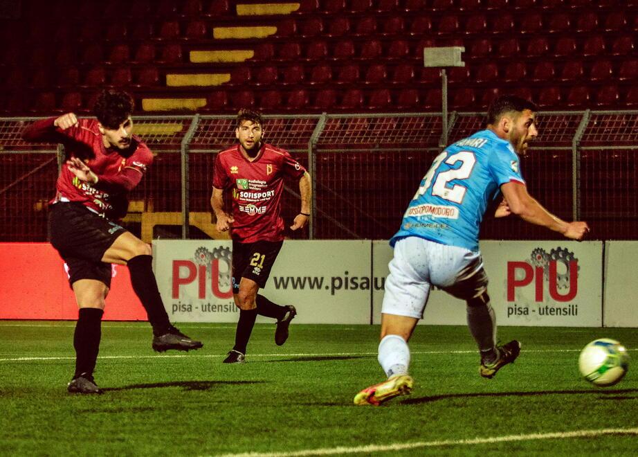Sopra, il gol di Cioffi al Rimini (foto Silvi)