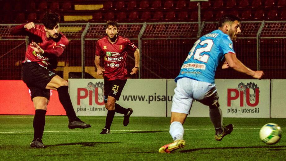 Sopra, il gol di Cioffi al Rimini (foto Silvi)