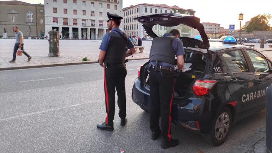Una pattuglia dei carabinieri in piazza della Repubblica (foto Daniele Stefanini/Agenzia Silvi)