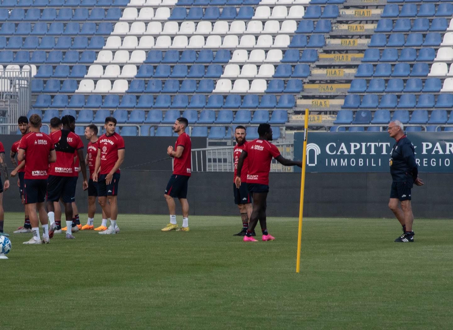 Allenamento alla Domus: Ranieri parla con Luvumbo sotto lo sguardo di Nandez (foto mario rosas)