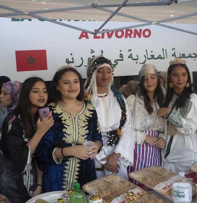 Livorno, ecco il pranzo multietnico in piazza Garibaldi: «Così ci arricchiamo con le diversità» 