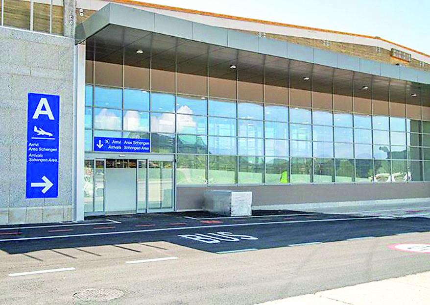 Inaugurata la nuova sala arrivi, l’aeroporto di Alghero apre le braccia ai turisti 