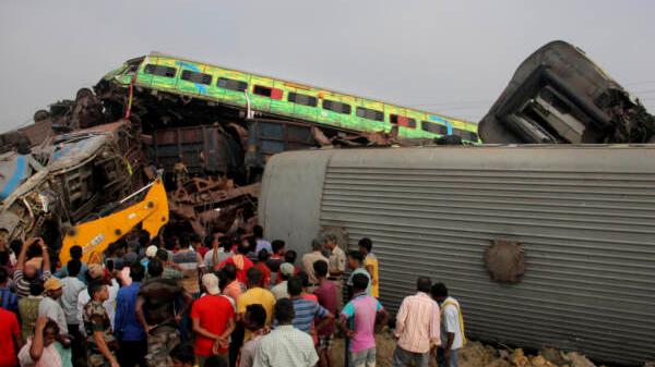 India, scontro fra treni: centinaia di morti e oltre 900 feriti – Video