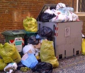 Isole ecologiche sepolte da sacchetti di rifiuti 