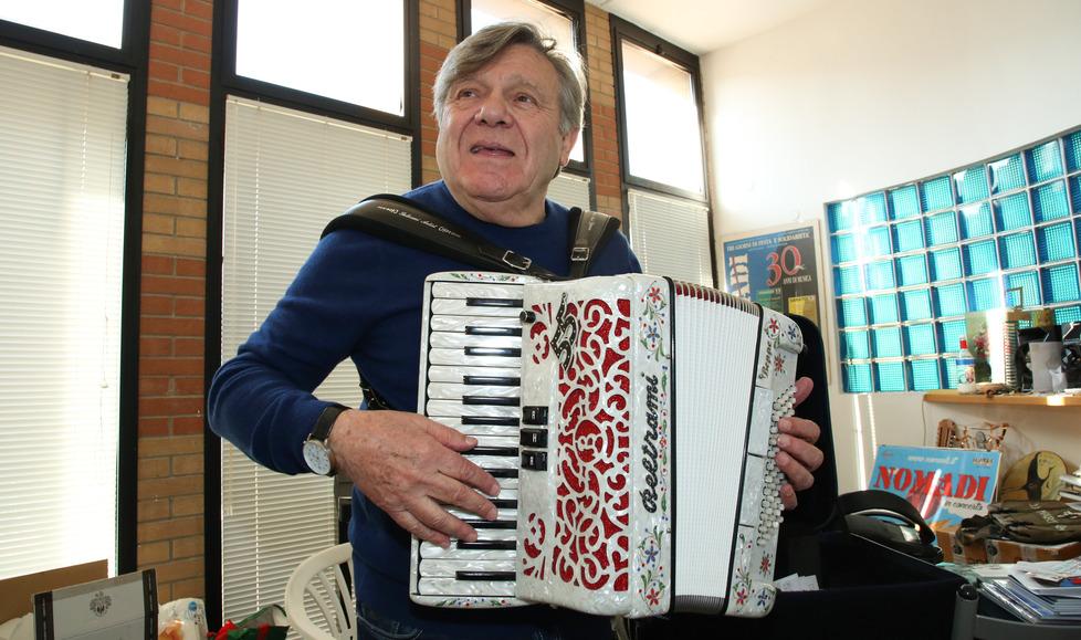 Carletti con la banda per suonare la fisarmonica 