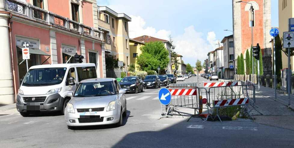 La voragine aperta nel mezzo dell’incrocio a San Concordio (Foto Sernacchioli)