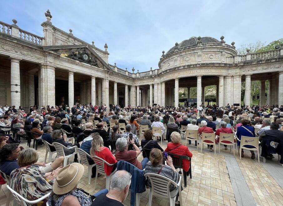 Lo stabilimento del Tettuccio con il pubblico a un incontro con Bocelli (foto Nucci)