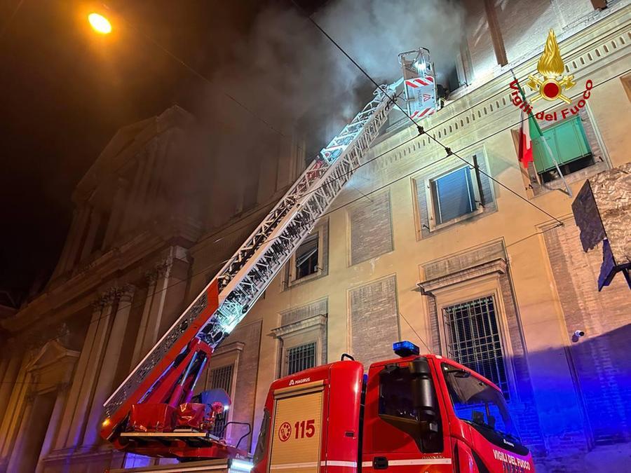Modena, principio d'incendio in Tribunale nella notte: intervengono i vigili del fuoco