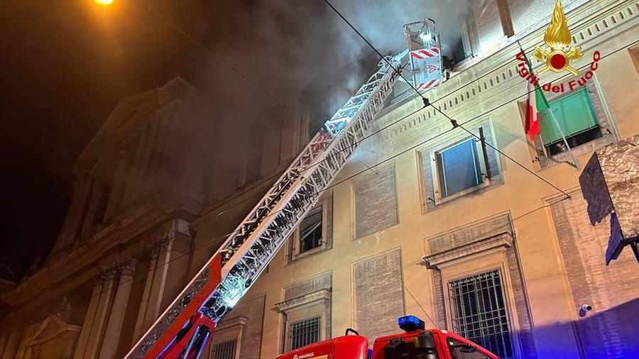 Modena, principio d'incendio in Tribunale nella notte: intervengono i vigili del fuoco