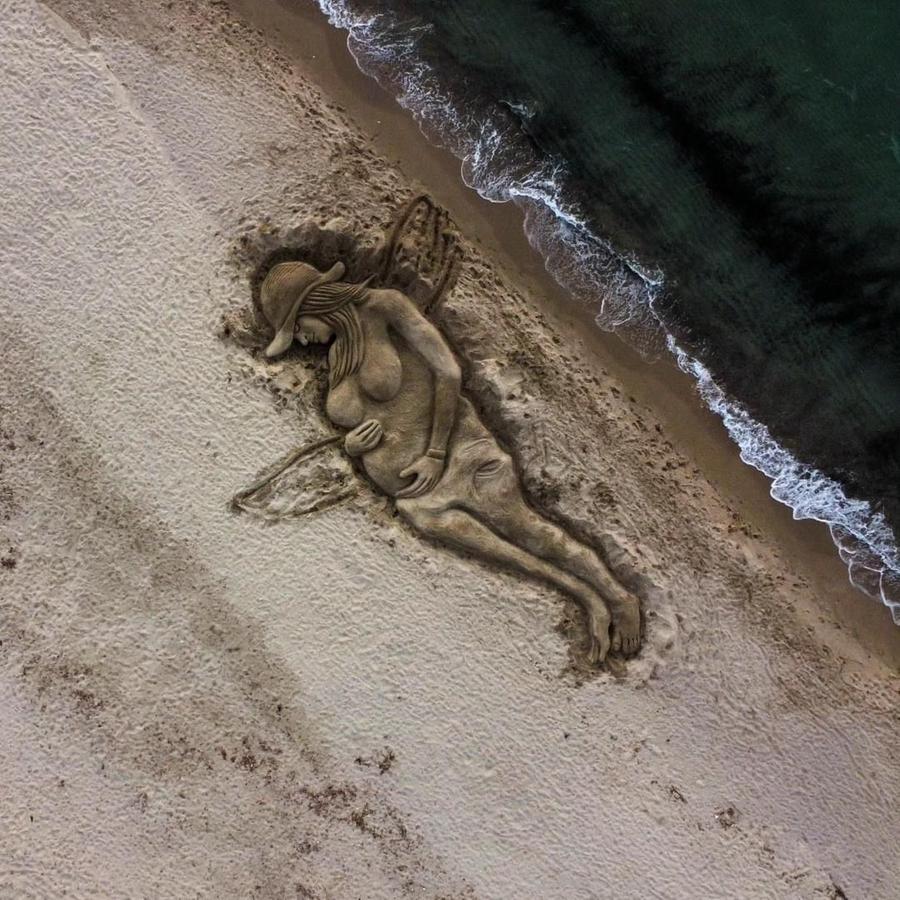 
	La scultura di sabbia dedicata a Giulia Tramontano sulla spiaggia di Platamona

