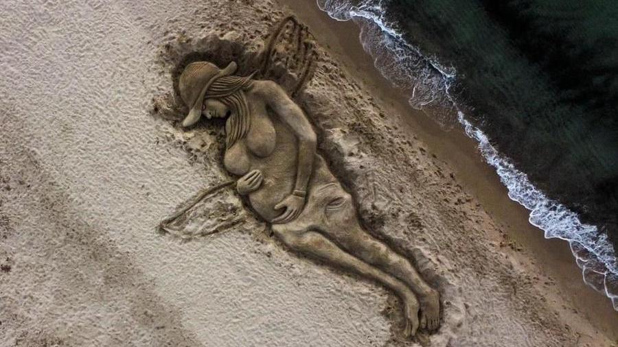 
	La scultura di sabbia dedicata a Giulia Tramontano sulla spiaggia di Platamona

