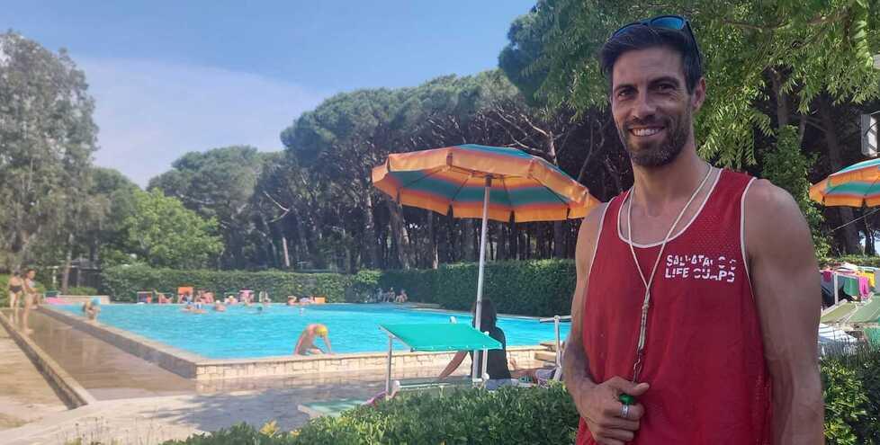 Sebastian Castello, 39 anni, davanti alla piscina del Camping Free Beach di Marina di Bibbona