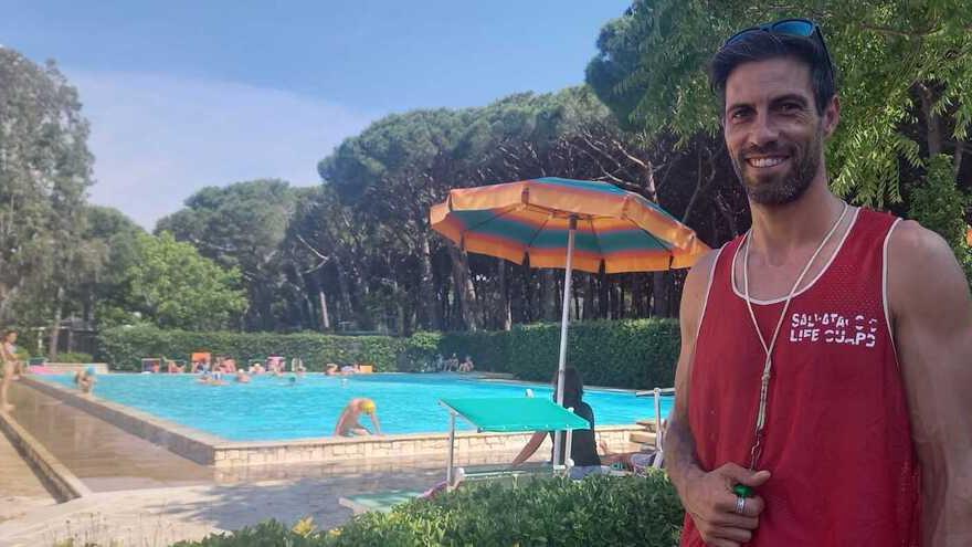 Sebastian Castello, 39 anni, davanti alla piscina del Camping Free Beach di Marina di Bibbona