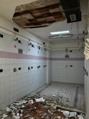 Il soffitto delle docce nel punto del crollo