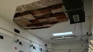 Il soffitto delle docce nel punto del crollo