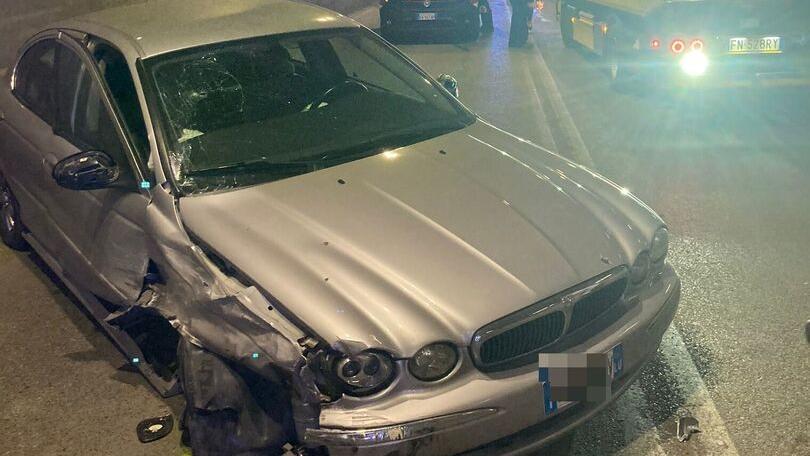 Pisa, ignora l’alt e si schianta con la Jaguar. L’agente immobiliare si scusa: «Una fesseria senza motivo»