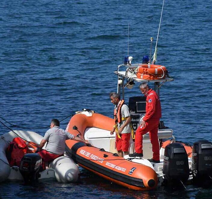 Le ricerche di vigili del fuoco e capitaneria ieri mattina (foto Cuffaro)
