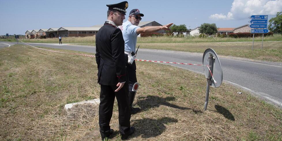 Una fase di ricostruzione della dinamica nell’aiuola spartitraffico che Rochira avrebbe attraversato in moto (foto Agenzia Bf)