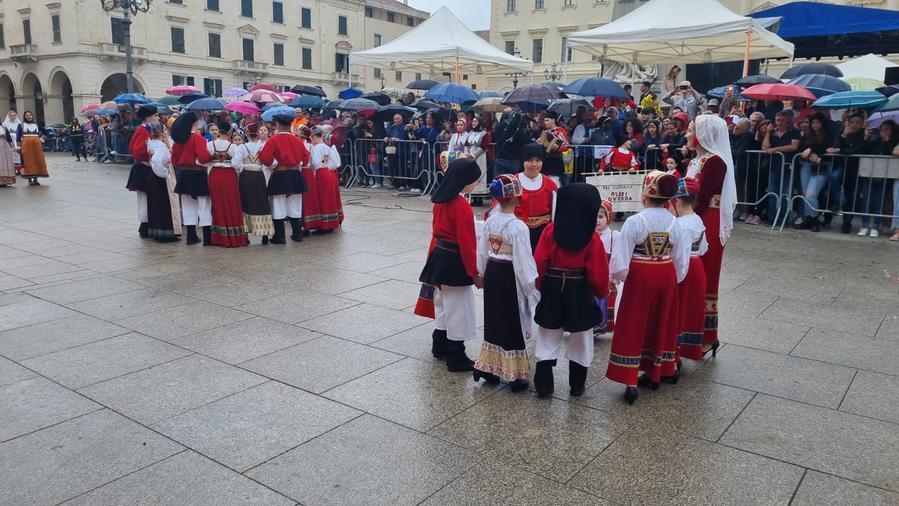 Cavalcata Sarda 2023: ombrelli, sorrisi e la bellezza dei costumi tradizionali