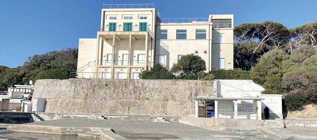 Una veduta di Villa Celestina a Castiglioncello dove sorge affacciandosi sul mare al confine della pineta Marradi (foto Michele Falorni/Silvi)