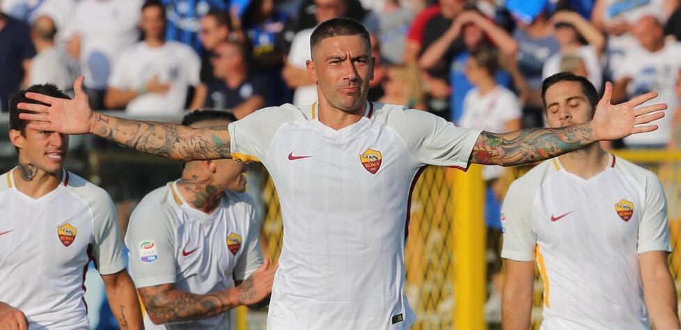 Aleksandar Kolarov dopo un gol segnato con la Roma